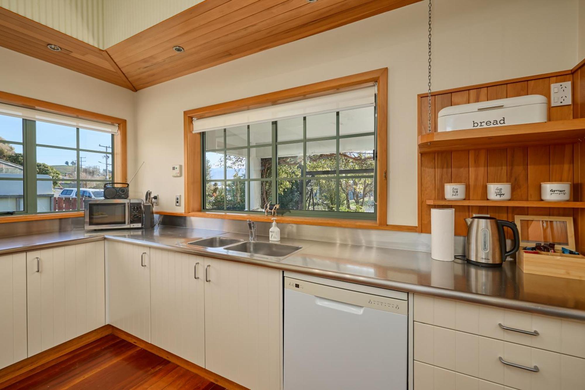 Ludstone Villa - A Charming Family Home Kaikoura Bagian luar foto