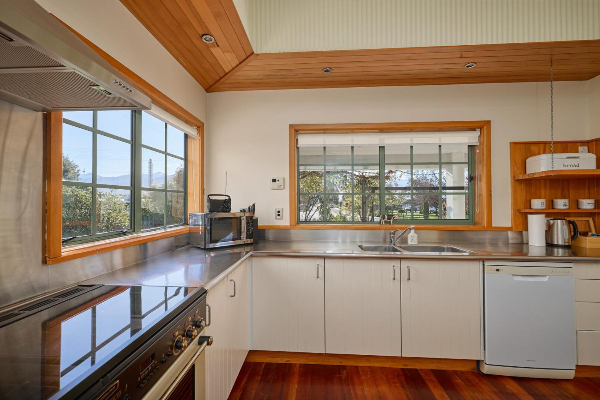 Ludstone Villa - A Charming Family Home Kaikoura Bagian luar foto